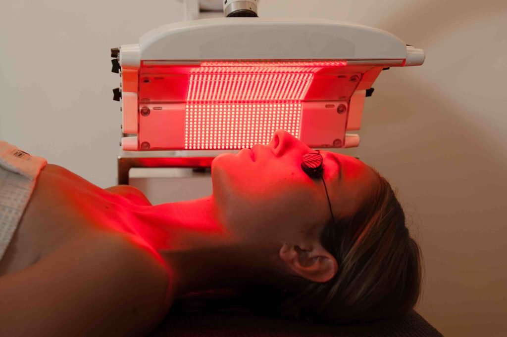 led light to treat plastic surgery scars